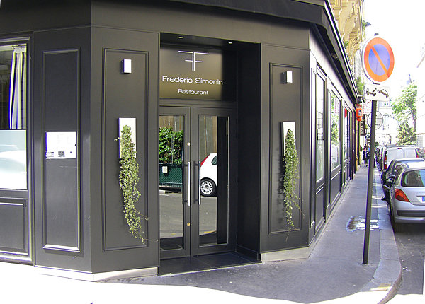 La devanture est sobre, chic, un peu impressionnante