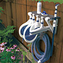 Pratique, le porte-accessoires permet de ranger les brosses et aspirateurs. HTH.