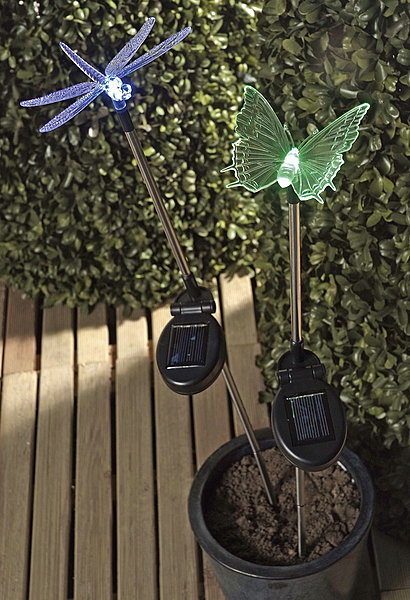 Charmants, ces insectes solaires équipés d’un éclairage solaire. A piquer au sol ou dans un pot. Casa.