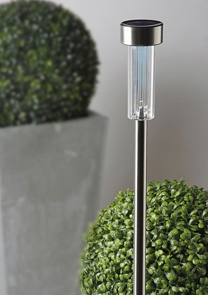 Pour éclairer une allée, une lampe solaire à Led en acier inoxydable. H 70 cm. Tube Led. Casa.