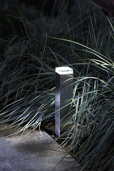 Basse tension, des potelets dotés de 12 Leds blanches. Branchement avec transformateur de 21 ou 60 W. En acier et verre. A fixer ou planter. Briza. Deck-Linéa.