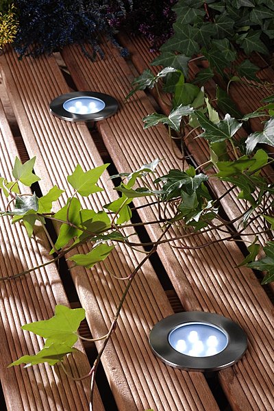 Les spots fonctionnant avec des Leds blanches ou bleues sont équipés d’un câble de 2 m muni d’une prise étanche et d’un transformateur de 21, 60 ou 150 W selon le nombre de luminaires désirés. Astrum. Deck-Linéa.