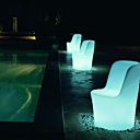 Une collection en polyéthylène qui se compose d’une table haute et de petits fauteuils à hauts dossiers illuminés par des batteries d’une autonomie de 8 h environ. Se rechargent avec un chargeur quelconque. Horizon. Unopiu.