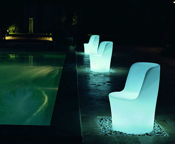 Une collection en polyéthylène qui se compose d’une table haute et de petits fauteuils à hauts dossiers illuminés par des batteries d’une autonomie de 8 h environ. Se rechargent avec un chargeur quelconque. Horizon. Unopiu.