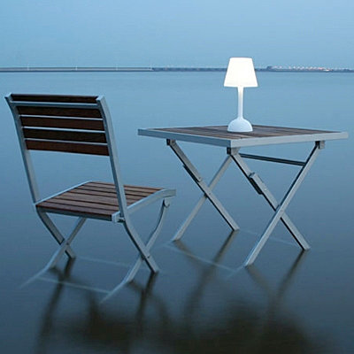 Un panneau solaire est positionné sous le pied de cette lampe. Il suffit de l’orienter sur le pied la journée pour recharger la batterie et de la retourner le soir venu. En polyéthylène. H 34 cm. Day and Night. JardinChic.com