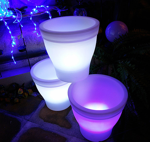 Une façon originale d’illuminer le jardin et de mettre l’ambiance. Un pot lumineux d’une puissance de 6 V. Equipé de 12 Leds. H 28 cm. Blachère.