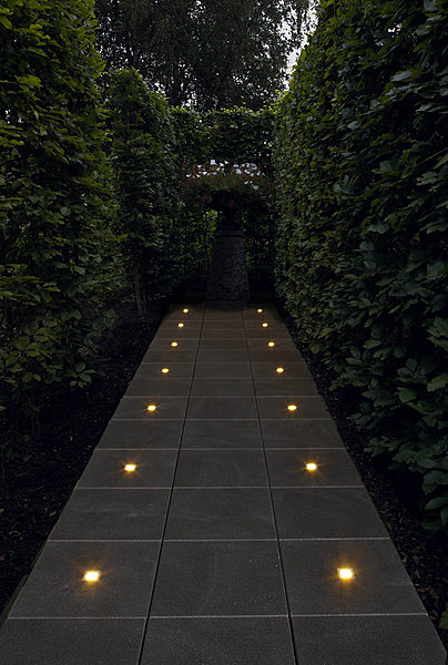 L’ampoule Led est incrustée dans la dalle pour une mise en œuvre simple. Déclinée en plusieurs formats, Led unique, en ligne ou en angle. Xtirio. Marlux.