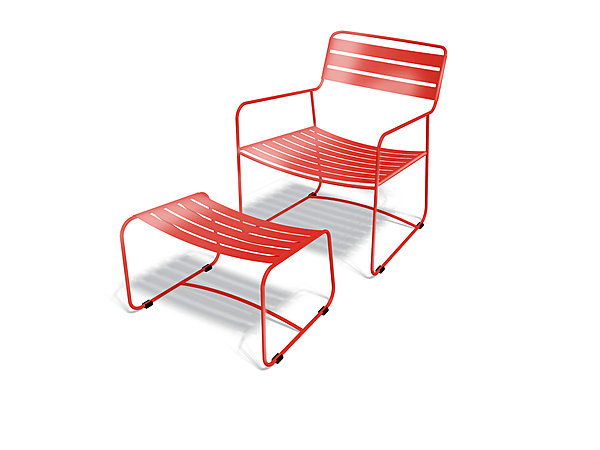 Ludique, le repose-pieds se glisse sous le fauteuil. Structure en tôle d’acier découpée au laser. Traitement haute protection pour usage extérieur. Peinture poudre anti-UV. 72 x 62 x H 70 cm. Surprising Lounger. Fermob.