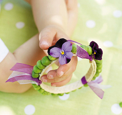 2-Pensées, rubans et petit pois pour ce bijou végétal