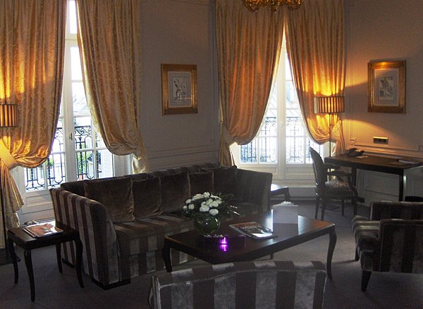 Une suite avec des doubles rideaux en soie