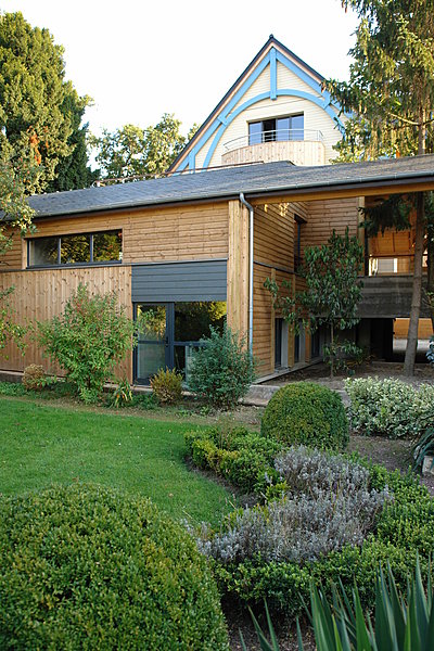 La nouvelle aile prolonge les bâtiments anciens