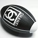 Ballon rugby customisé par Karl Lagerfeld