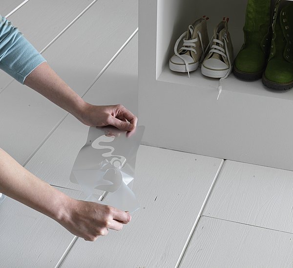 Etape 2-Enlever le papier protecteur du pochoir électrostatique