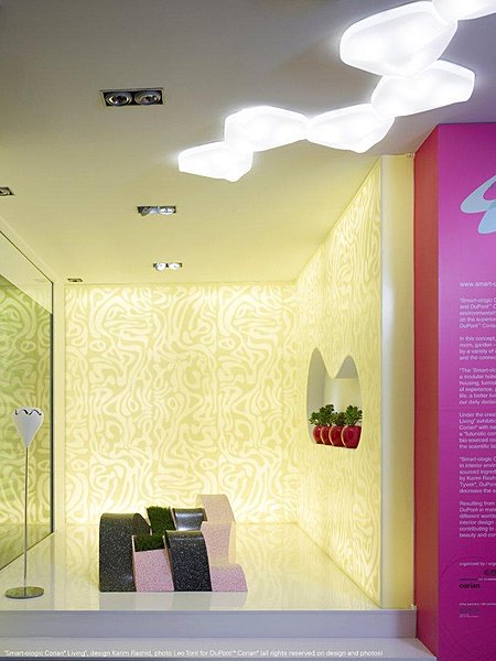 L'éclairage au plafond rappelle les pas chinois des jardins zen