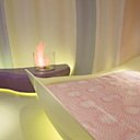 Grâce à la lumière, le lit s'incruste parfaitement au salon