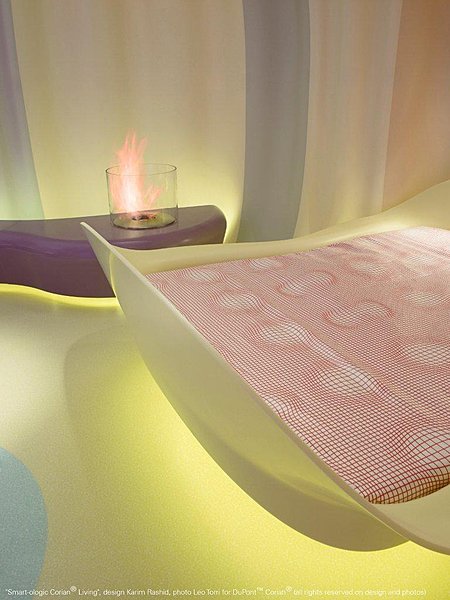 Grâce à la lumière, le lit s'incruste parfaitement au salon