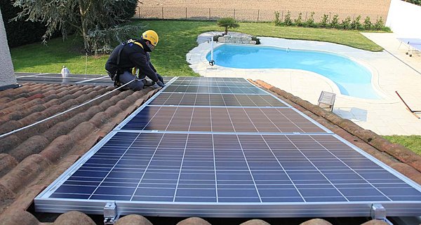 Gros plan sur des panneaux photovoltaïques, Evasol