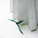 4- Nouer le lien en bas du pliage