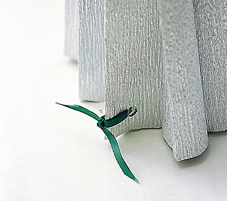 4- Nouer le lien en bas du pliage