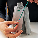 3- Nouer le lien  en haut autour du flacon