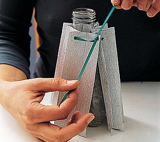 3- Nouer le lien  en haut autour du flacon