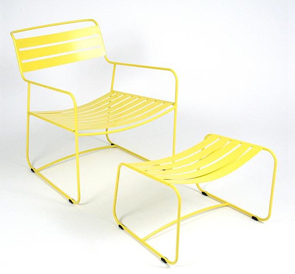 Le fauteuil Surprising-Lounger de chez Fermob en jaune citron