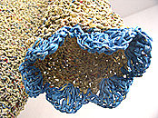 Détail d'une robe tricotée en fil de papier par l'italien Ivano Tivali