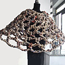 Le poncho tricoté en fil de papier par l'italien Ivano Tivali