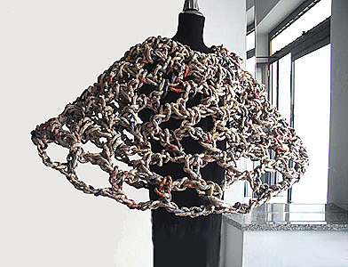 Le poncho tricoté en fil de papier par l'italien Ivano Tivali