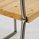 Détail d'une chaise en bois et tubes d'acier pliés, du duo berlinois