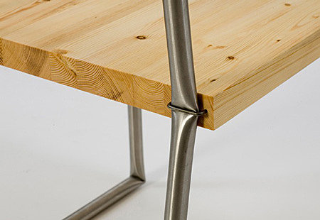Détail d'une chaise en bois et tubes d'acier pliés, du duo berlinois