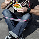 Sangle pour s'asseoir sans chaise «Chairless», design Alejandro Aravena pour Vitra