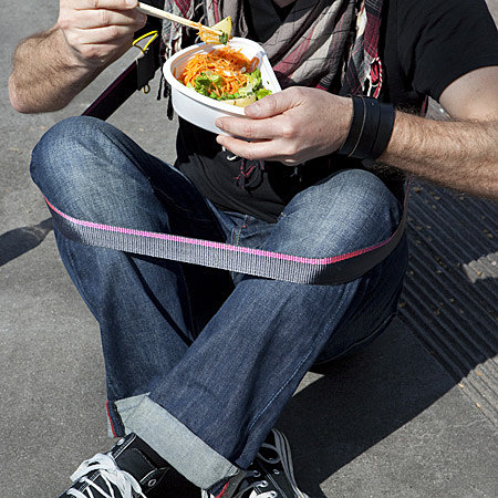 Sangle pour s'asseoir sans chaise «Chairless», design Alejandro Aravena pour Vitra