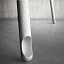 Détail du pied de la table en gaine électrique, Beatus Kopp