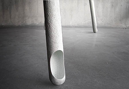 Détail du pied de la table en gaine électrique, Beatus Kopp