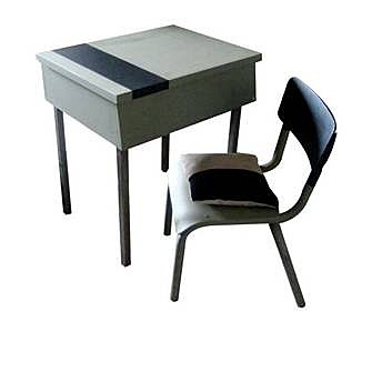 Un joli petit bureau en bois revêtu de peinture à tableau. L 47 x 35 x H 50 cm. Création Atelier Jeux de lin. DecoGalerie.com