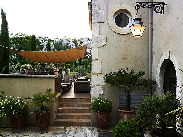 La terrasse de l'Oustau de Baumanière est plus que fleurie
