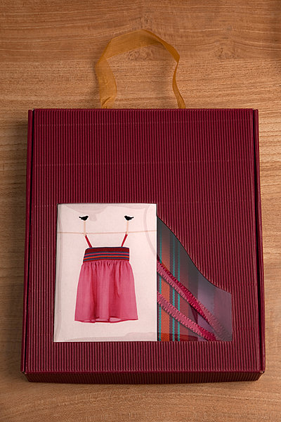 Le kit robe trapèze enfant, encore dans sa boîte (cliquez pour agrandir)