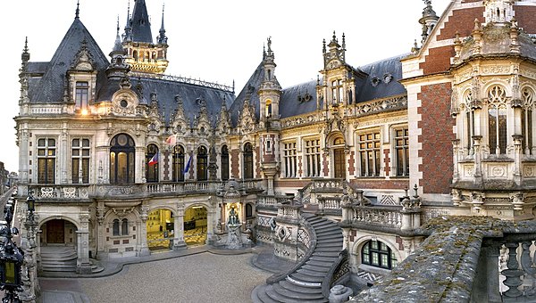 Le château présente un extravagant mélange d'architecture gothique et de la renaissance