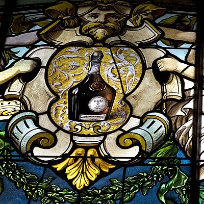 On peut lire dans le vitrail "Véritable liqueur Bénédictine" On peut lire dans le vitrail "Véritable liqueur Bénédictine"