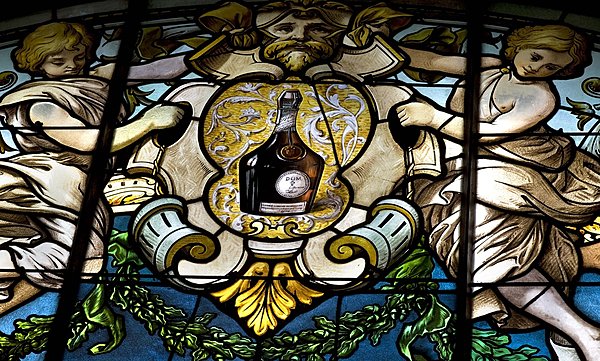 On peut lire dans le vitrail "Véritable liqueur Bénédictine"