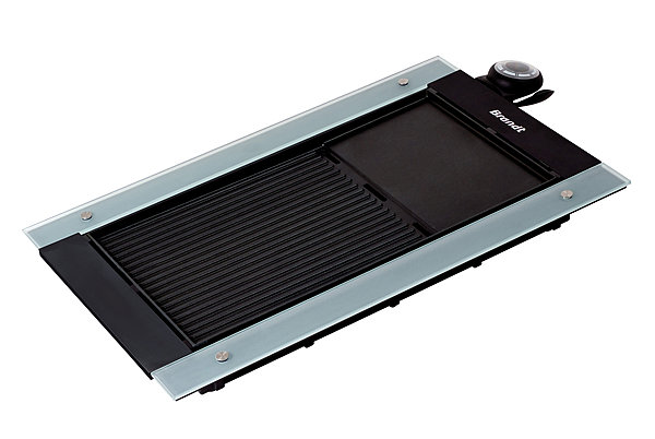 Un barbecue de table qui peut être utilisé aussi bien dans la maison que sur la terrasse. Il est équipé d'un bac amovible pour la propagation des fumées et de odeurs. BT-2500B. Brandt.
