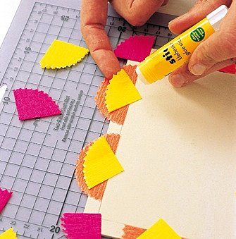 5- coller les triangles sur les demi lunes