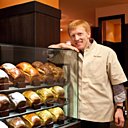 Eric Kayser devant son tout nouveau meuble à Pains de Mie Eric Kayser devant son tout nouveau meuble à Pains de Mie