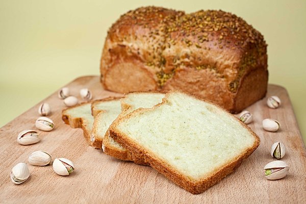 La subtilité et la jolie teinte verte des pistaches pour un pain de mie original