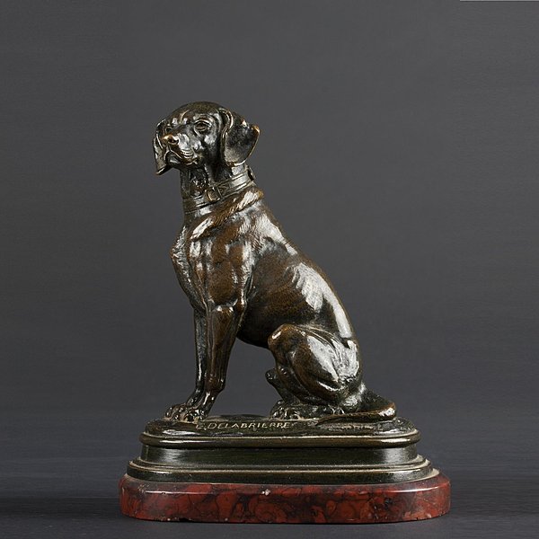 Statuette de chien assis en bronze à patine verte. Base ovale signée Edouard Paul Delabrierre (1829 - 1912). Socle en marbre rouge griotte. Hauteur totale 17 cm. 800/100€