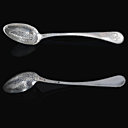 Cuillère à olives en argent partiellement gravé, la spatule gravée d'armoiries timbrées d'une couronne comtale dans un écu. 1819 - 1838. Longueur: 25 cm. Poids : 80 gr. 400/500€