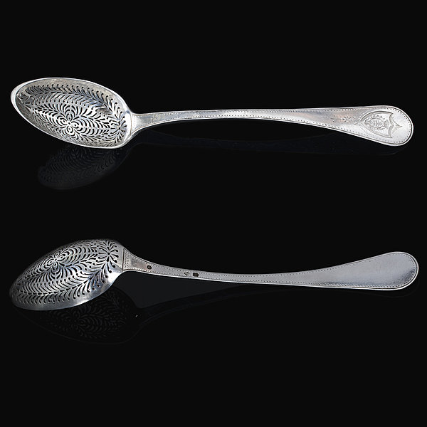 Cuillère à olives en argent partiellement gravé, la spatule gravée d'armoiries timbrées d'une couronne comtale dans un écu. 1819 - 1838. Longueur: 25 cm. Poids : 80 gr. 400/500€