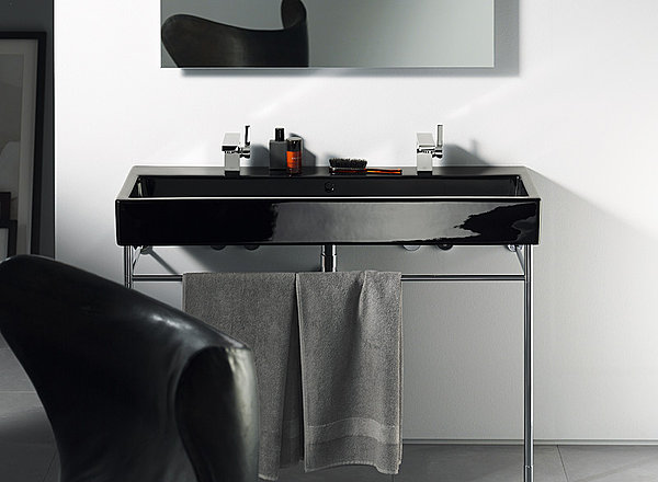 La noblesse du noir et des lignes rectilignes renforce la pureté de la salle de bains. Largeur 120 cm. Collection Vero. Duravit.