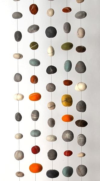 Le rideau en galets de laine feutrée